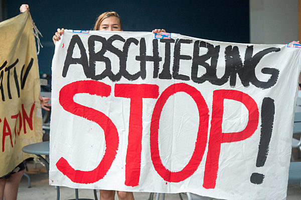 Flüchtlinge besetzen Fernsehturm