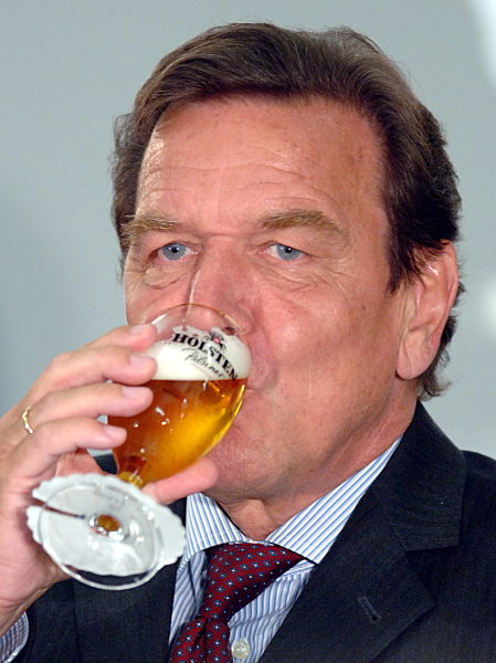 Bundeskanzler Gerhard Schröder (SPD) trinkt am Mittwoch (03.08...