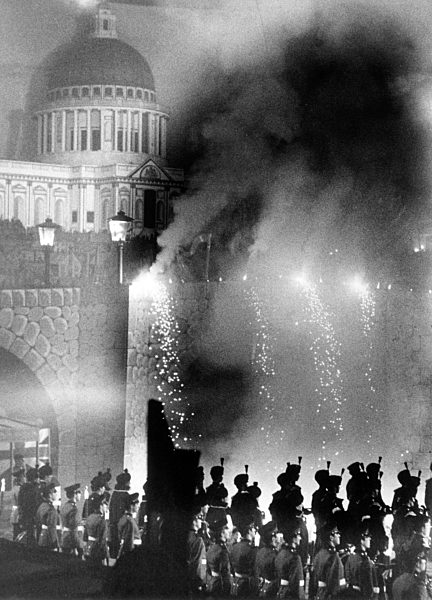 Salut zum Auftakt des British Berlin Tattoo