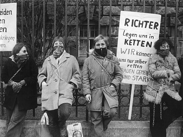 Frauen demonstrieren - Bundesverfassungsgericht lehnt Fristenlösung ab