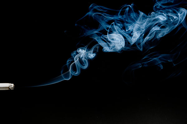 Qualmende Zigarette