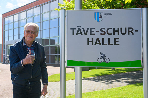 Sporthalle nach Täve Schur benannt