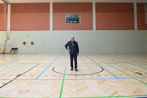 Sporthalle nach Täve Schur benannt