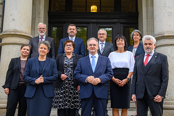 Rückblick Landtagswahl Sachsen-Anhalt 2021 Wahlsieger mit deutlichem Stimmengewinn ist die CDU mit dem vorherigen Ministerpräsidenten Reiner Haseloff. Nach 10 Jahren gelang der FDP der Wiedereinzug in den Landtag. Die Spitzen von CDU, SPD und FDP in Sachsen-Anhalt haben am 13.09.2021 den Koalitionsvertrag unterschrieben.
