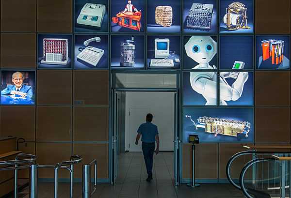 Trampender Roboter zieht ins Heinz-Nixdorf-Museumforum