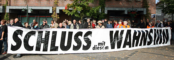 Demonstranten zeigen am Samstag (27.09.2008) in der Innenstadt von Leer ein...