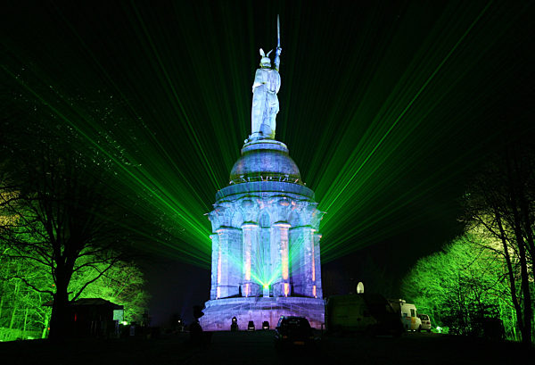 Laserstrahlen setzen am Dienstag (30.12.2008) bei einer Pressevorführung in...
