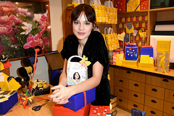 Weihnachtsaktion mit Emilia Schüle in München