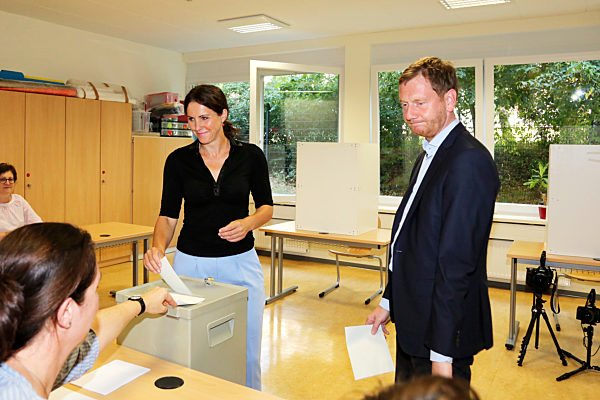 Michael Kretschmer und Lebensgefährtin Annett Hofmann beim Wählen in Dresden