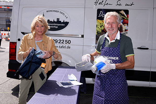 Übergabe von Schulstart-Spenden an sozial benachteiligte Kinder in München