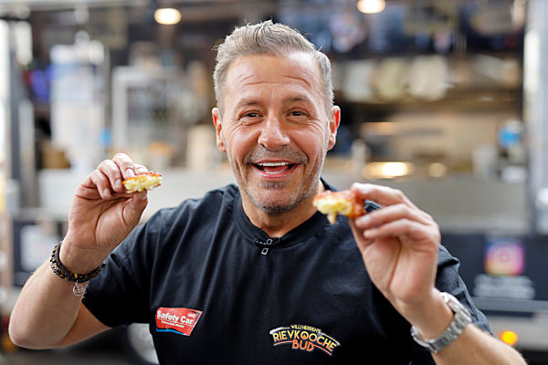 Eröffnung von 'Willi Herrens Rievkooche Bud' in Köln