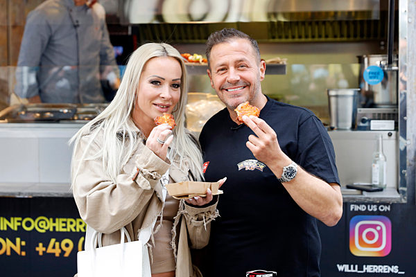 Eröffnung von 'Willi Herrens Rievkooche Bud' in Köln