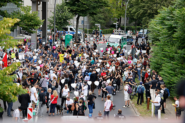 Querdenker-Trauerzug in Gedenken an Sascha in Berlin
