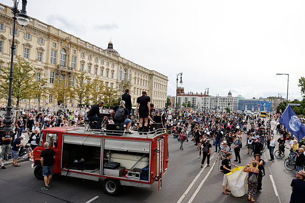 Querdenker-Trauerzug in Gedenken an Sascha in Berlin