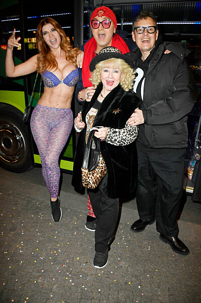 Pre-Party Bustour vor dem Geburtstag von Julian F.M. Stoeckel in Berlin