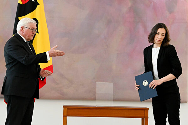 Frank-Walter Steinmeier bei der Aushändigung von Urkunden in Berlin