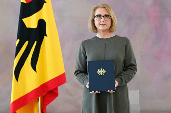 Frank-Walter Steinmeier bei der Aushändigung von Urkunden in Berlin