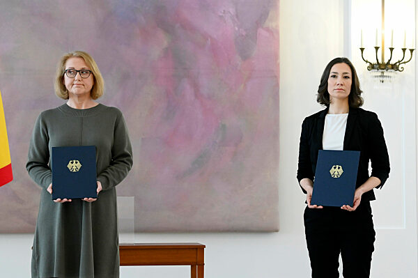 Frank-Walter Steinmeier bei der Aushändigung von Urkunden in Berlin