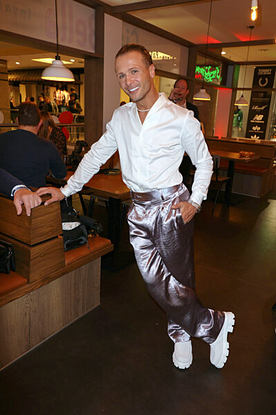 Late Night Shopping Party in Hamburg