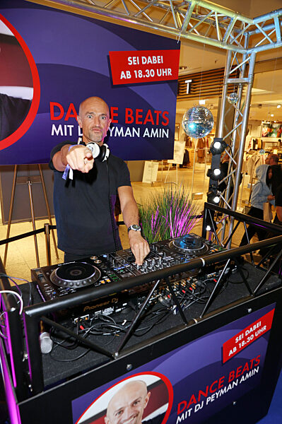 Late Night Shopping Party in Hamburg