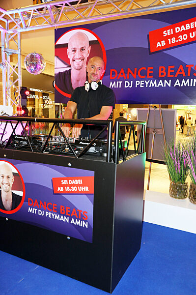 Late Night Shopping Party in Hamburg