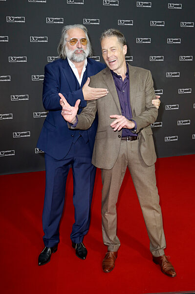 Festivaleröffnung und Filmpremiere 'Wir sind dann wohl die Angehörigen', Filmfest Hamburg 2022