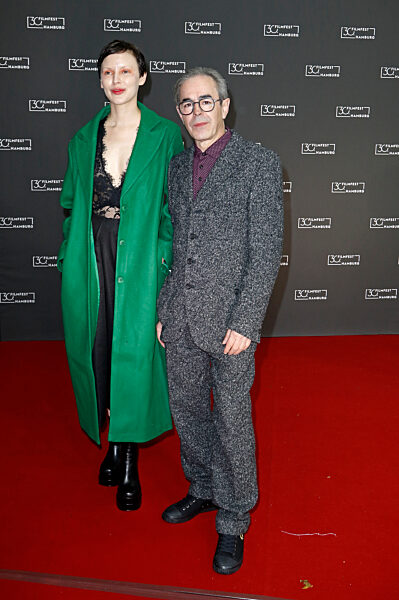 Festivaleröffnung und Filmpremiere 'Wir sind dann wohl die Angehörigen', Filmfest Hamburg 2022