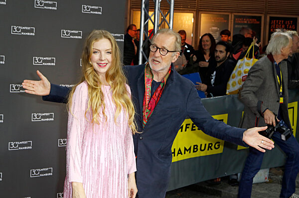 Festivaleröffnung und Filmpremiere 'Wir sind dann wohl die Angehörigen', Filmfest Hamburg 2022