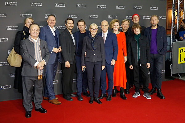 Festivaleröffnung und Filmpremiere 'Wir sind dann wohl die Angehörigen', Filmfest Hamburg 2022