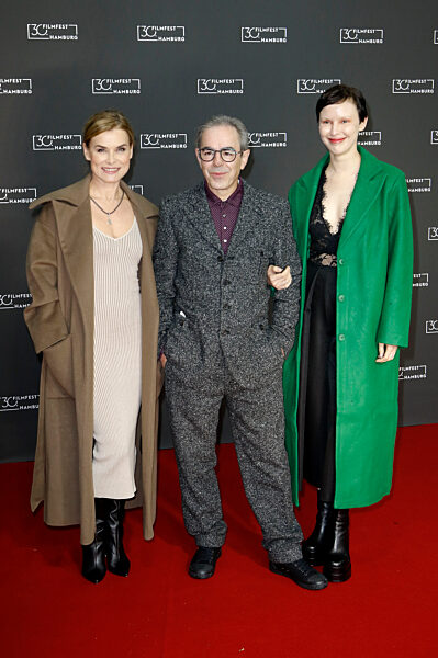 Festivaleröffnung und Filmpremiere 'Wir sind dann wohl die Angehörigen', Filmfest Hamburg 2022
