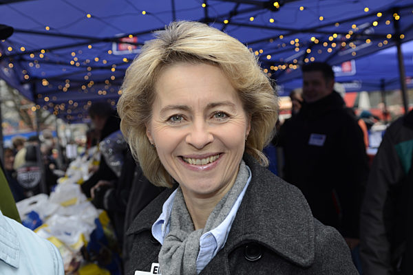 'Ein Herz für Kinder' - Promis verkaufen Kekse in Hannover.