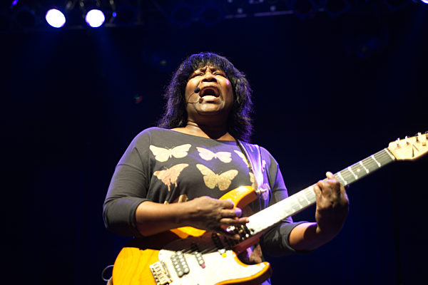 Joan Armatrading im Konzert im Kesselhaus in der Kulturbrauerei in Berlin.