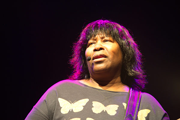 Joan Armatrading im Konzert im Kesselhaus in der Kulturbrauerei in Berlin.