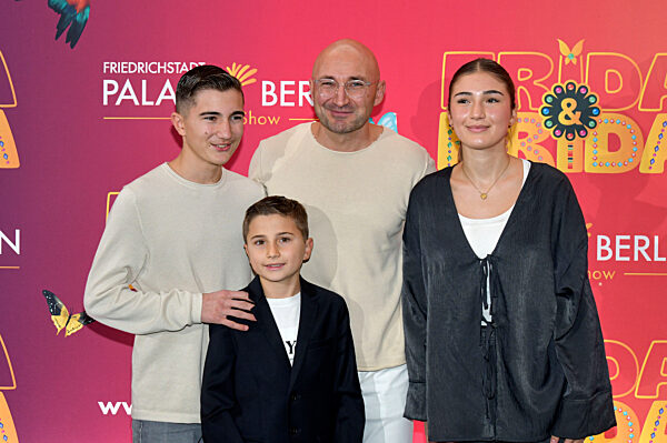 Young Show 'Frida & Frida' in Berlin