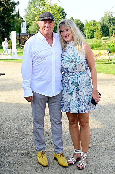 Eröffnung der Beelitzer Festspiele 2025 mit der Premiere des Theaterstücks 'Maxe Baumann - Ferien ohne Ende' in Beelitz