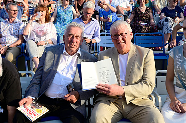 Eröffnung der Beelitzer Festspiele 2025 mit der Premiere des Theaterstücks 'Maxe Baumann - Ferien ohne Ende' in Beelitz