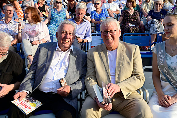Eröffnung der Beelitzer Festspiele 2025 mit der Premiere des Theaterstücks 'Maxe Baumann - Ferien ohne Ende' in Beelitz