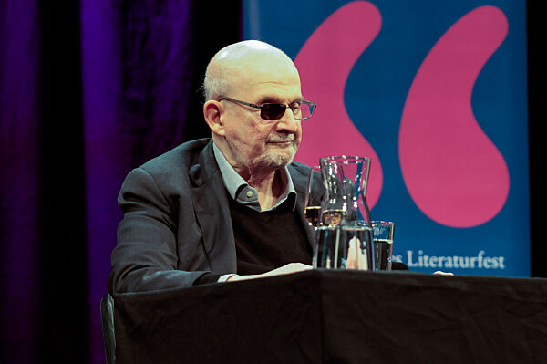 Ulrich Noethen und Salman Rushdie auf der lit.Cologne 2026