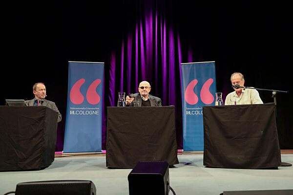 Ulrich Noethen und Salman Rushdie auf der lit.Cologne 2026