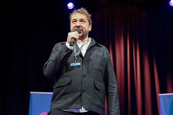 Ulrich Noethen und Salman Rushdie auf der lit.Cologne 2026