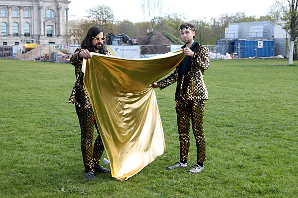 Baumpflanzaktion mit Carsten Schneider in Berlin