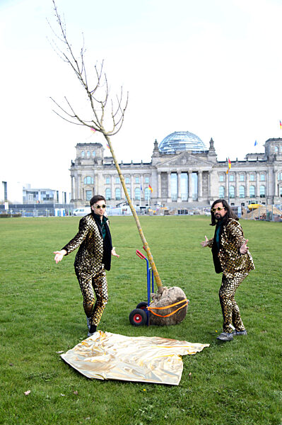 Baumpflanzaktion mit Carsten Schneider in Berlin