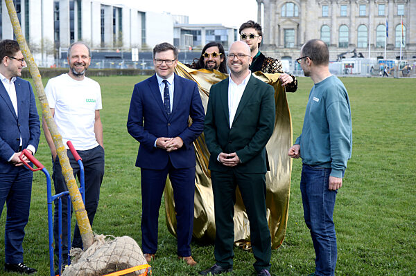 Baumpflanzaktion mit Carsten Schneider in Berlin