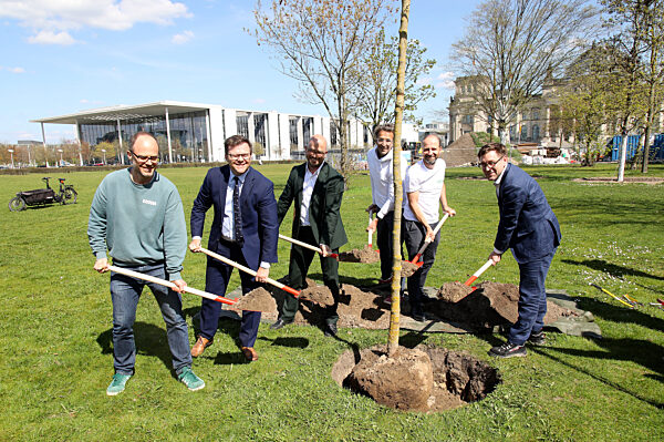 Baumpflanzaktion mit Carsten Schneider in Berlin