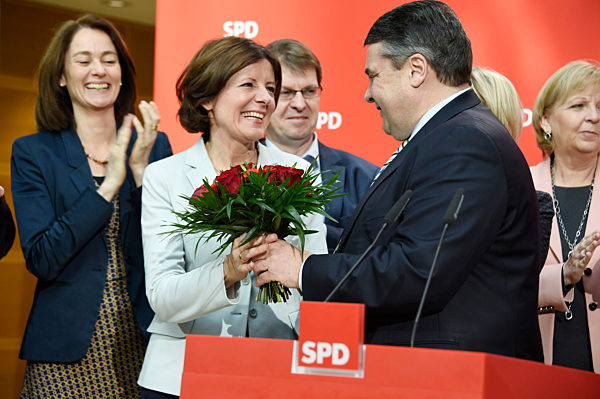 Blumenübergabe und Pressestatements mit Sigmar Gabriel, Katrin Budde, Malu Dreyer und Nils Schmid