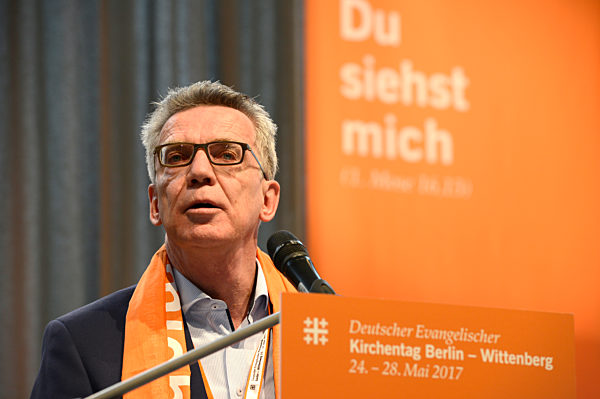 De Maizière und al-Tayyeb auf dem 36. Deutschen Evangelischen Kirchentag in Berlin