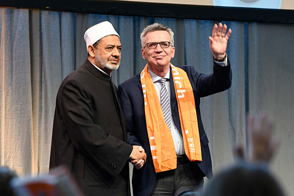 De Maizière und al-Tayyeb auf dem 36. Deutschen Evangelischen Kirchentag in Berlin