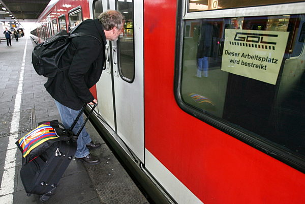 Ein Mann schaut am Dienstag (03.07.2007) im Düsseldorfer Hauptbahnhof in...