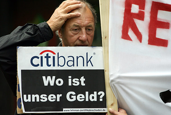 Durch die Lehman-Brothers-Pleite Geschädigte demonstrieren am Donnerstag (28...