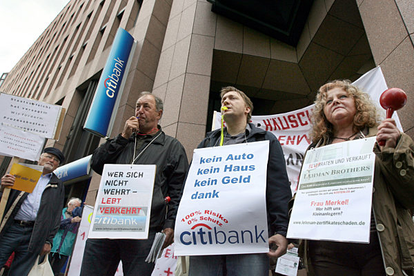 Durch die Lehman-Brothers-Pleite Geschädigte demonstrieren am Donnerstag (28...